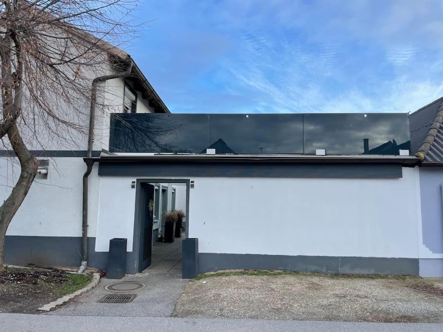 Willa Outlet Center House, Pool-Jacuzzi-Garden-Sundeck Parndorf Zewnętrze zdjęcie