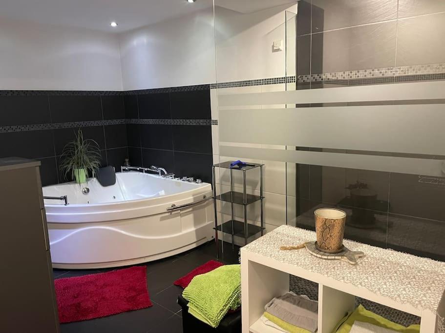 Willa Outlet Center House, Pool-Jacuzzi-Garden-Sundeck Parndorf Zewnętrze zdjęcie