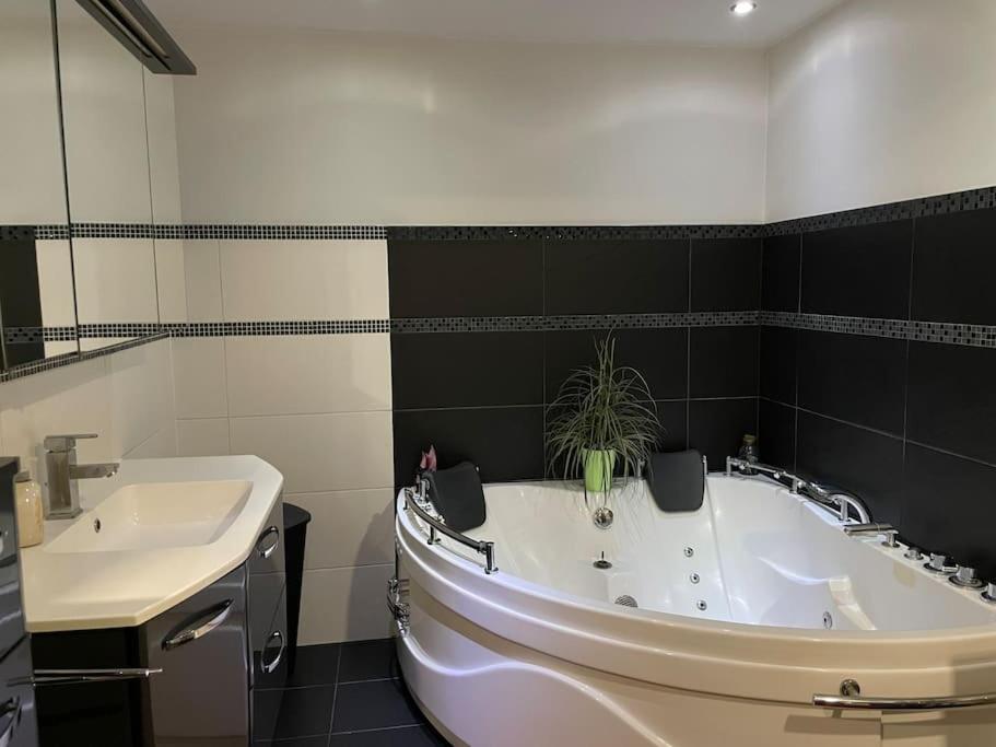 Willa Outlet Center House, Pool-Jacuzzi-Garden-Sundeck Parndorf Zewnętrze zdjęcie